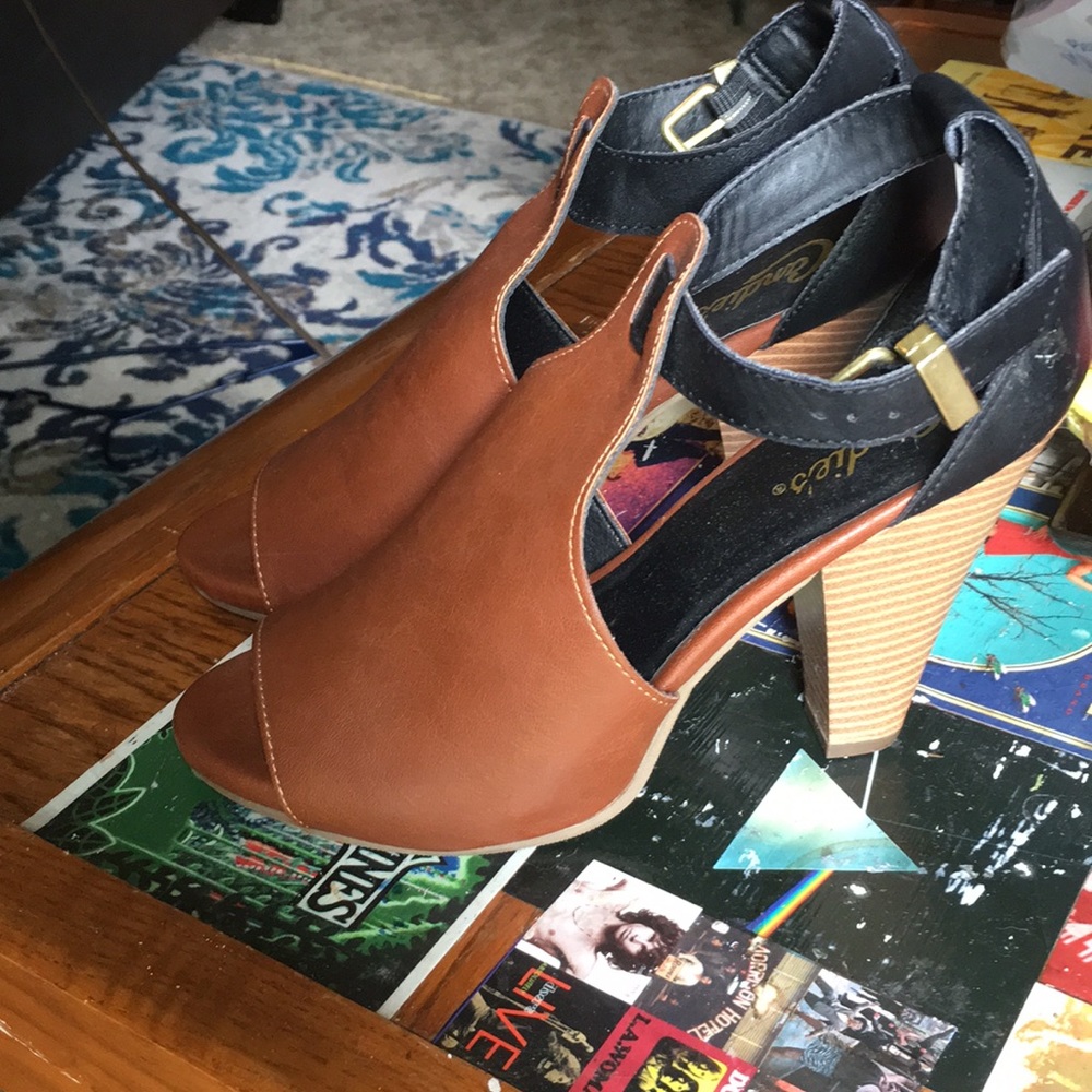 Brown/black/tan heels